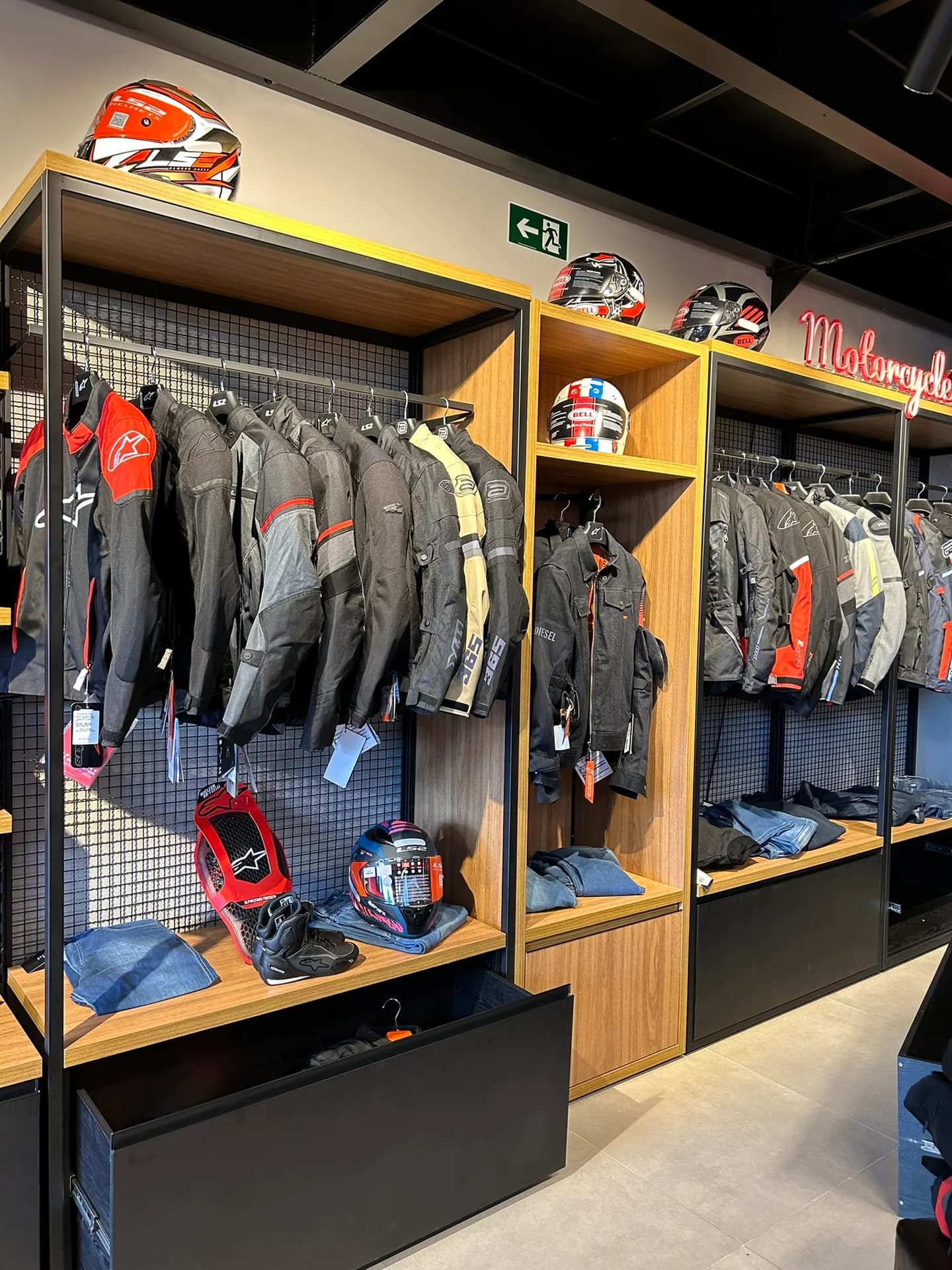 Loja Chicago Moto&Co — móveis planejados sob medida da Parza Móveis em Franca-SP (foto 9)